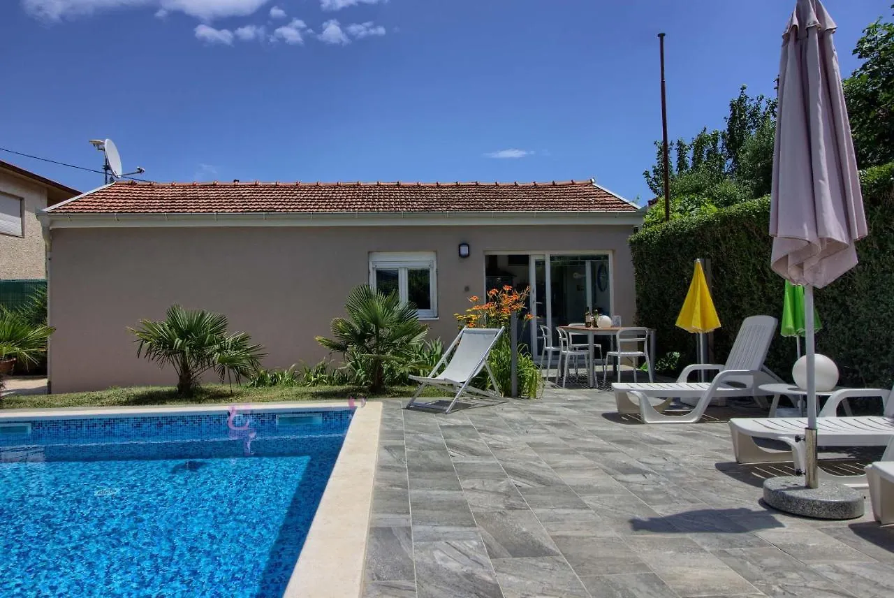 Apartment Lovely Holiday Home Pjacal II With Pool In Pula