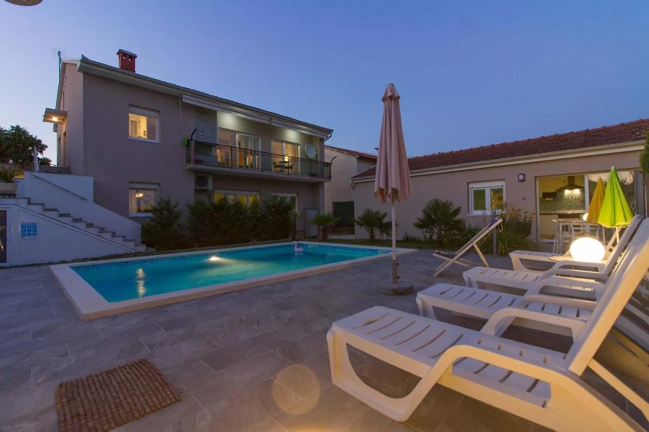 Lovely Holiday Home Pjacal II With Pool In Pula