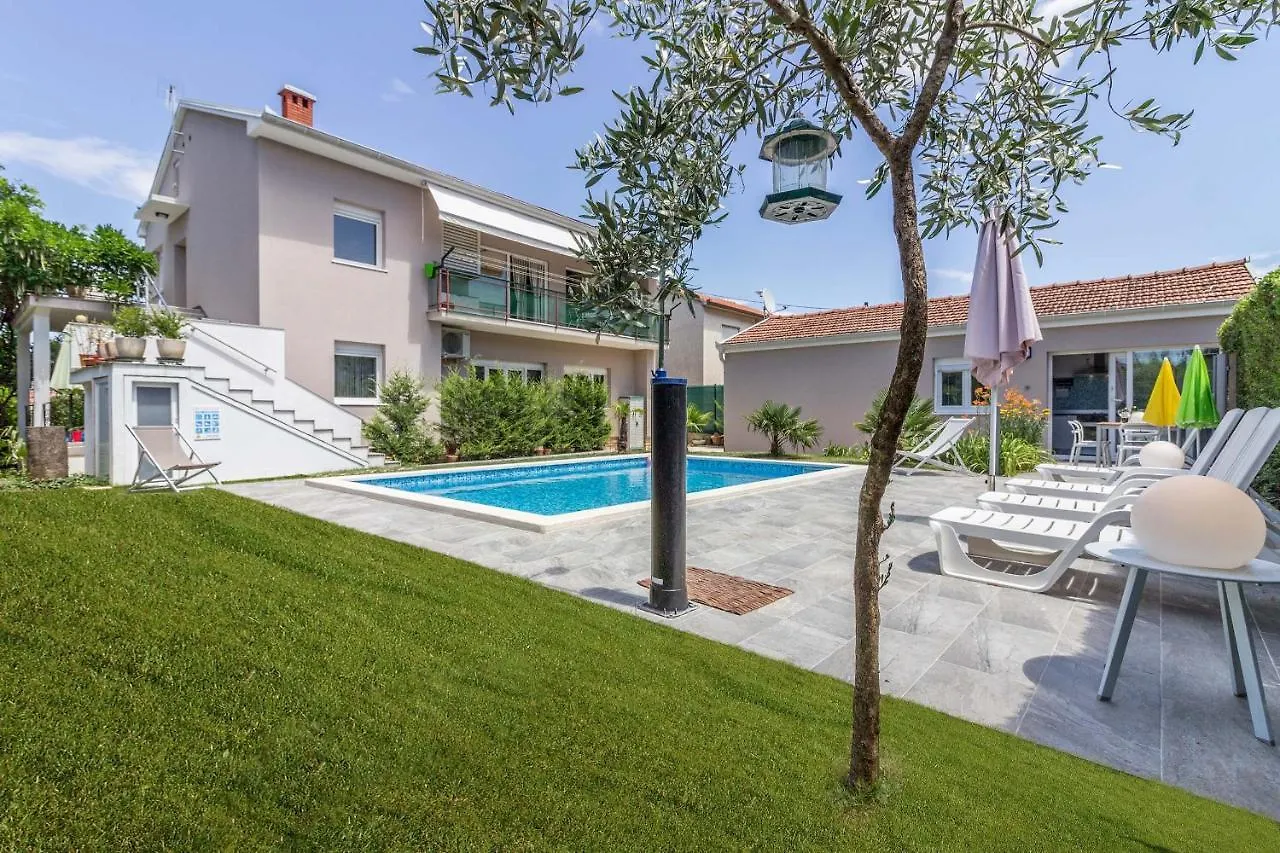 Lovely Holiday Home Pjacal II With Pool In Pula