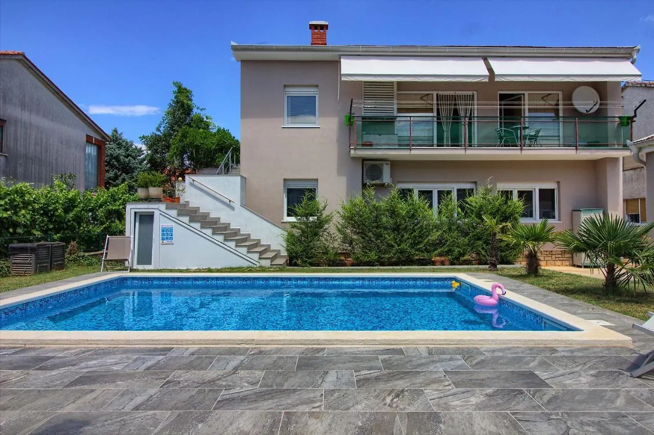 Lovely Holiday Home Pjacal II With Pool In Pula